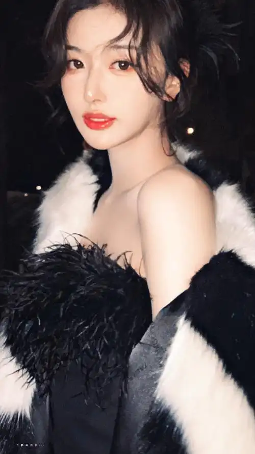 孔雪儿黑色羽毛抹胸造型