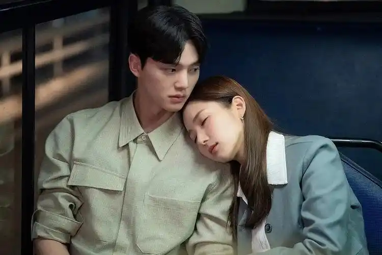 日网票选「近三年最好看」爱情韩剧top2:《某一天灭亡来到我家门前》