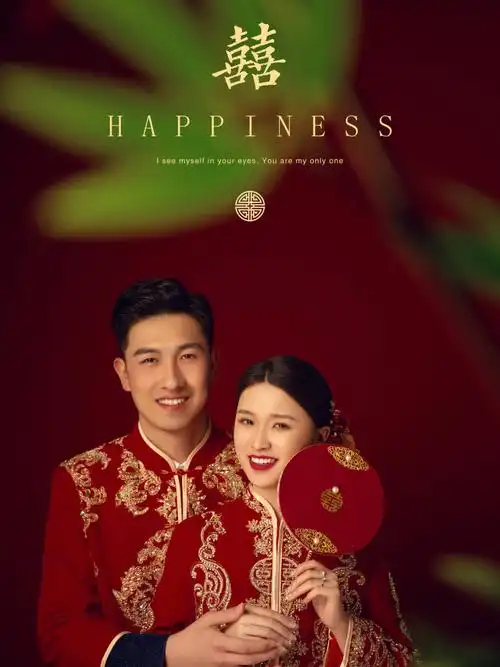 暗红色背景高级感满满的喜嫁风,复古婚纱照也可以不土气,分不清中式