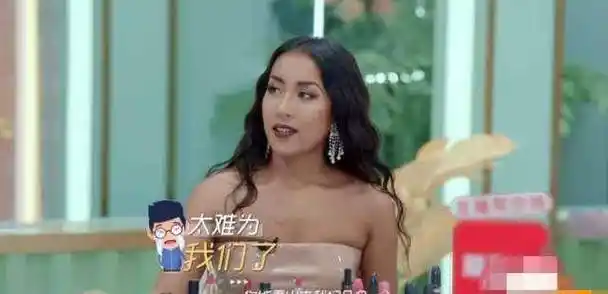 原创吉克隽逸晒照穿露脐装超短裤大秀古铜色皮肤162穿成170