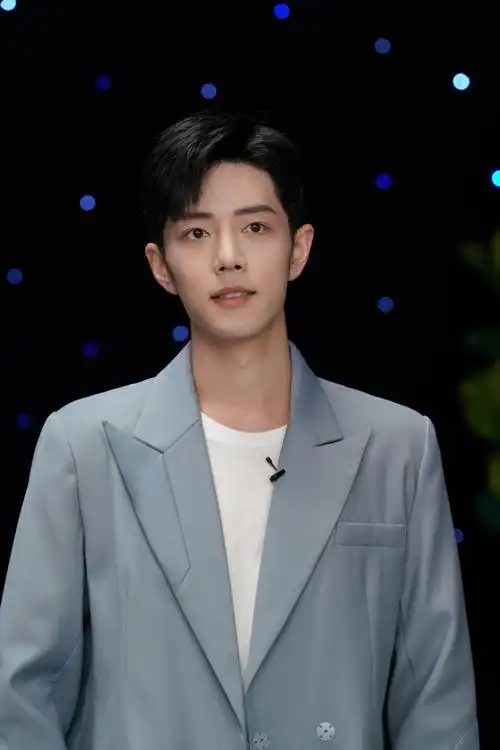 肖战蓝色西装造型清爽帅气