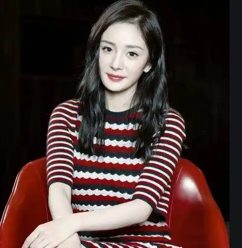 原创33岁杨幂对比25岁鞠婧祎同为黑色露脐衣年轻不一定是优势