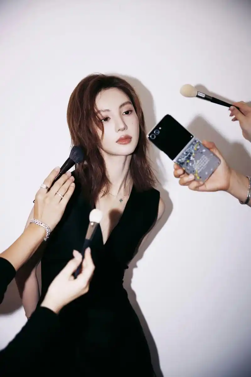 金晨# 短发真的很酷,眼神杀很a,女人帅起来没男的什么事啦!