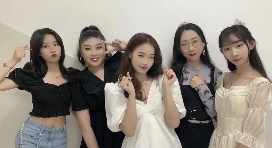 00后女生京剧腔唱古风歌走红学戏超10年曾被质疑毁国粹