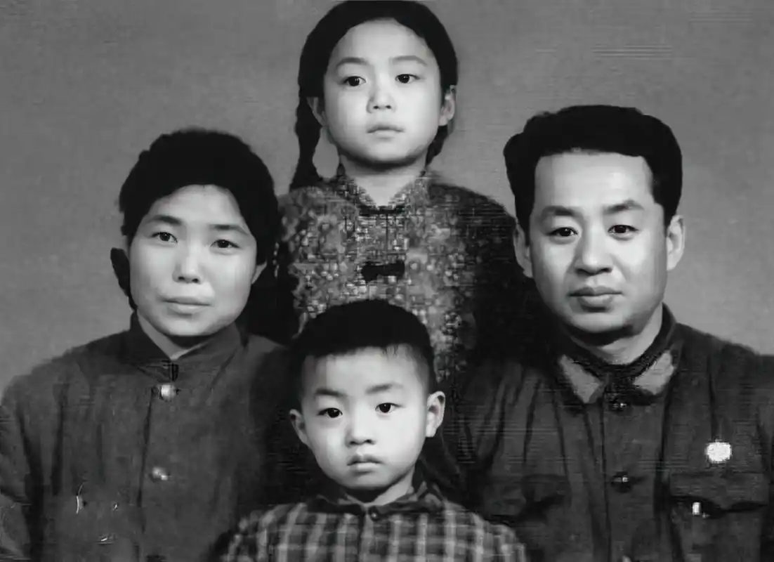 10岁的金星一身军装