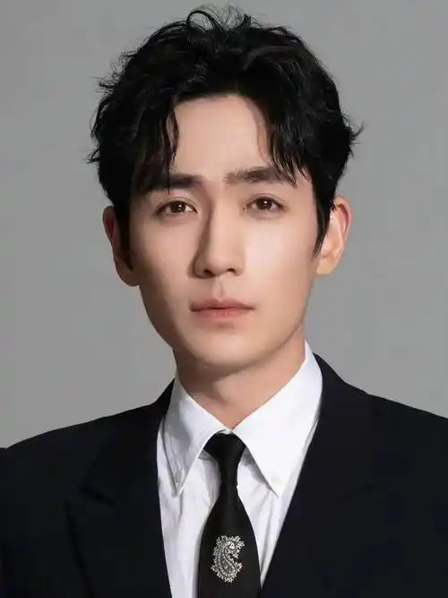 男明星证件照系列:杨洋任嘉伦又正又帅,最后却被肖战的惊艳到了_龚俊