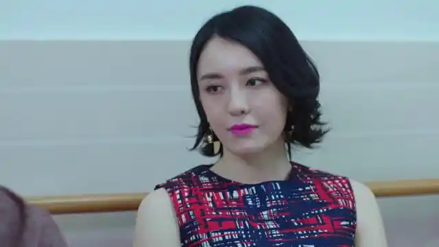 风光大嫁:宁夏对爱情迷茫,坐在窗边独饮,真是可怜