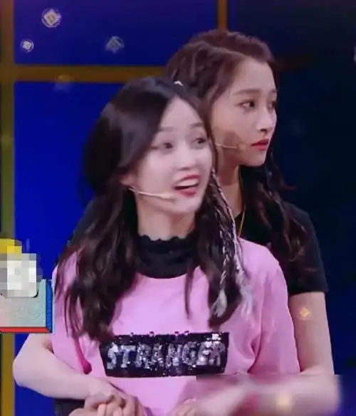 关晓彤家住北京,吴宣仪家住海南,见面后一个动作证明是好闺蜜!