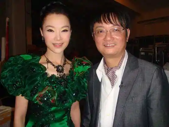 央视晚会《歌声飘过30年》吕薇造型出彩