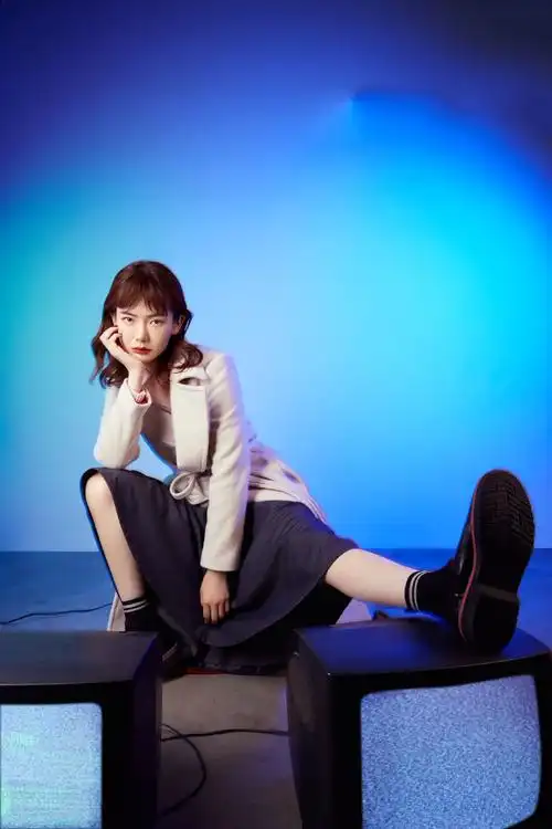 戚薇时尚杂志大片曝光,大长腿抢镜,发福的脸蛋圆出了新高度