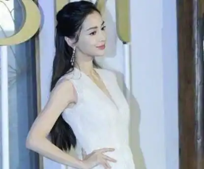 baby受伤后出现了深v连衣裙手指上还戴上了保持器网友心疼女神