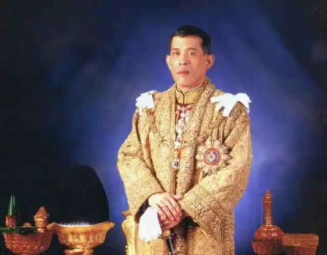 泰国新国王拉玛十世哇集拉隆功12月1日晚在律实宫正式登基.