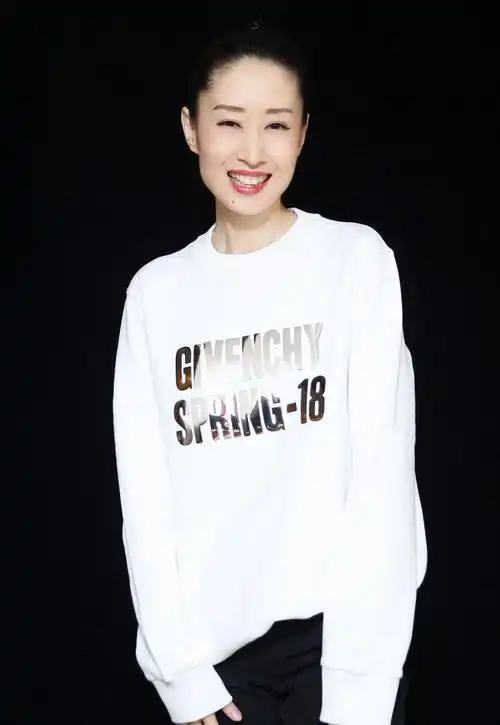 刘敏涛还是优雅时髦波波头发型搭配黑色连衣裙优雅大气