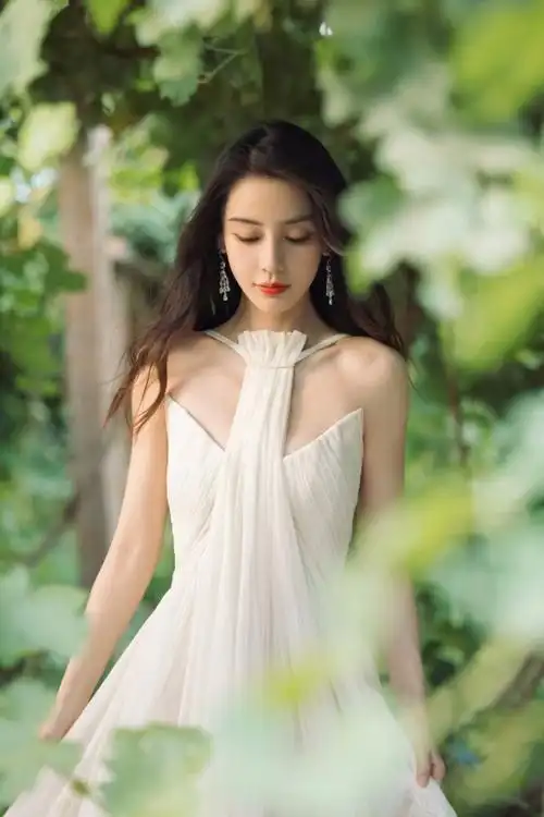 angelababy仲夏庭院新照穿白裙散发女神味4