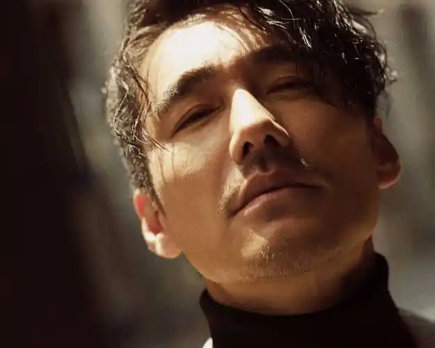 胡兵最新杂志大片氛围感超绝,实力诠释自律是男人最好的医美