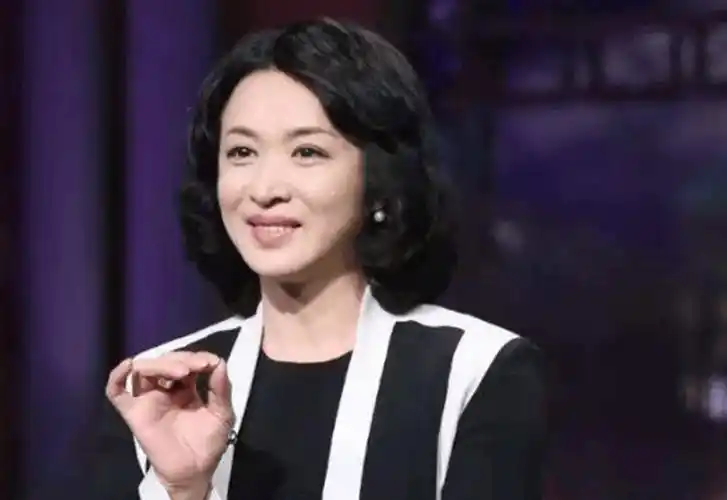 恭喜56岁金星宣布再婚发文时间暗藏玄机全身穿金戴银好贵气