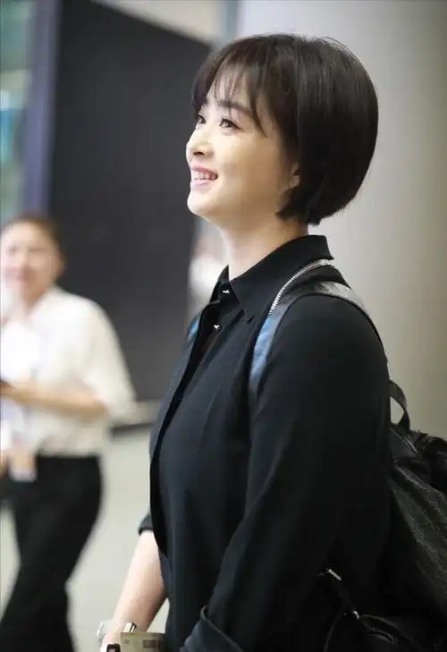 蒋欣拍"小舍得"剪了短发,气质倒是变了不少,穿黑裙真显小|发型|皮衣