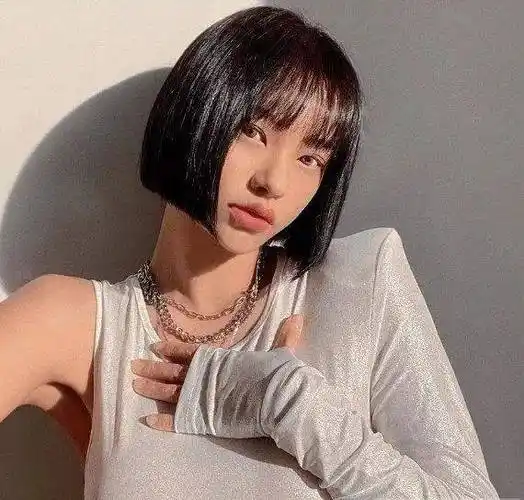 直发女生剪一刀切,不挑脸型又耐看 ,时髦精们别错过_发型_短发_时尚