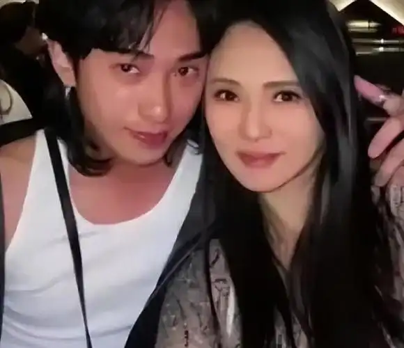 庾澄庆全家出席哈利毕业礼妻子气质佳未见伊能静