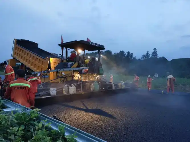 235国道金武快速路武义段主线沥青摊铺完成