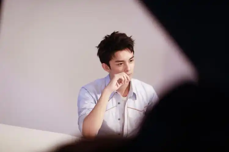 吴磊拍摄花絮曝光 侧颜精致元气十足