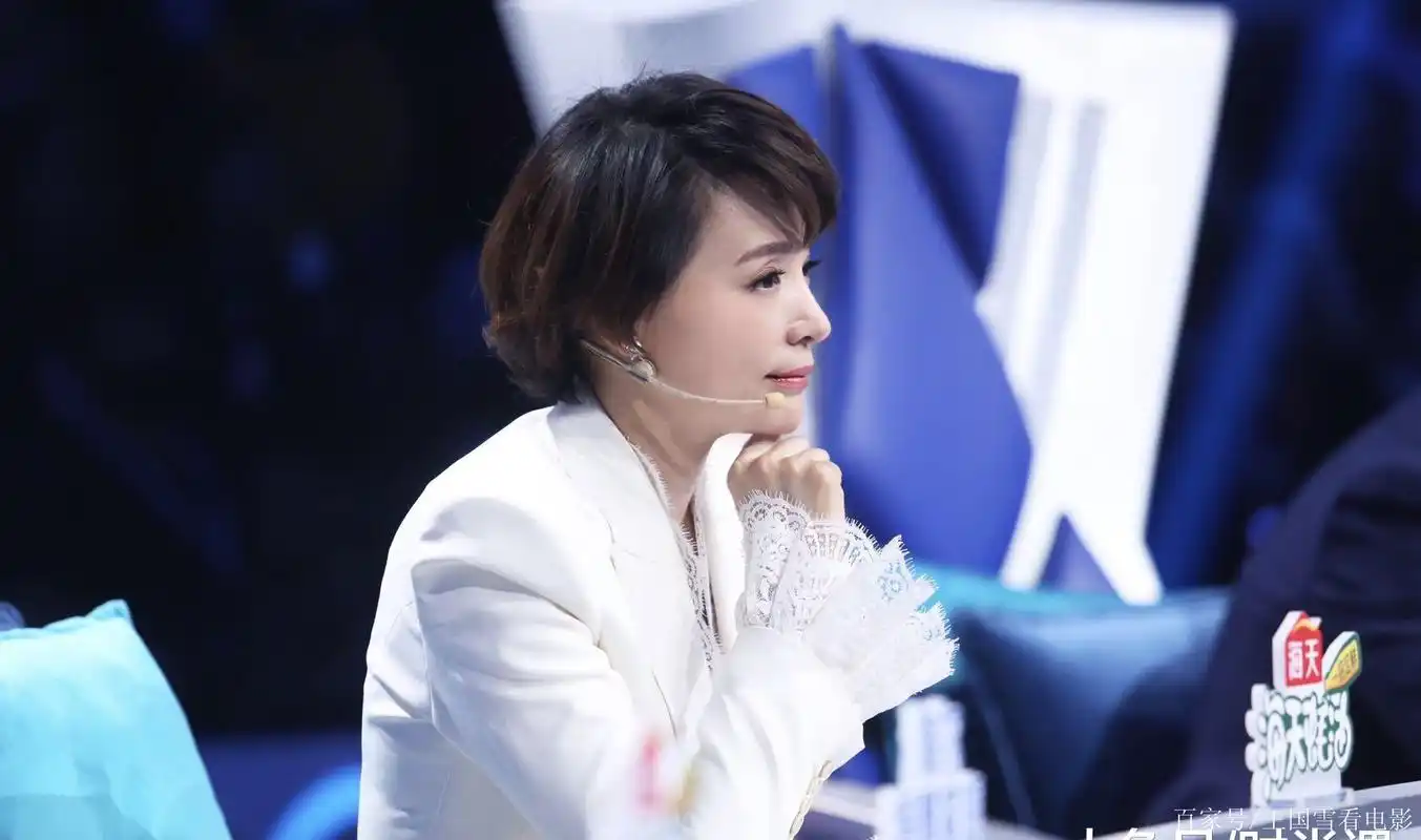 46岁董卿气质太出众!白西装搭短发好知性,配蕾丝衬衫优雅女人味