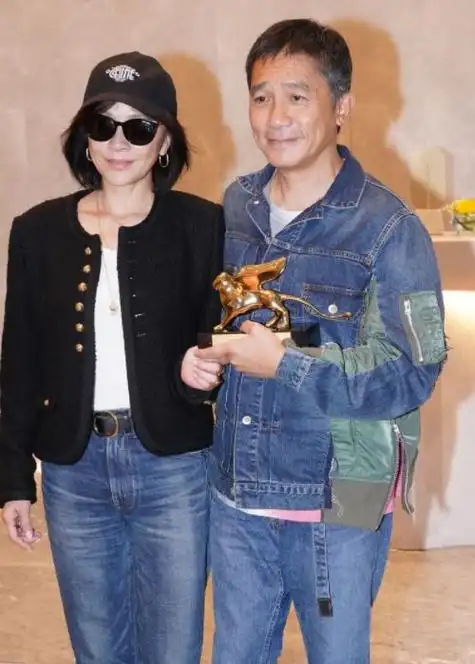 梁朝伟穿了一身牛仔装,脚踩白色运动鞋,展现出潇洒迷人的魅力,整个人