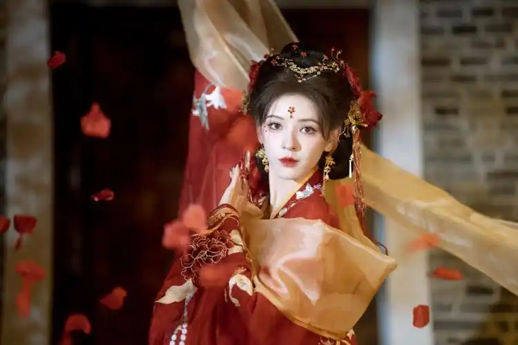 张予曦穿红衣古装娇艳明媚眼神太撩人