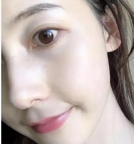 李佳琦晒出自用的洗面奶,用完皮肤细腻光滑,性价比还很高