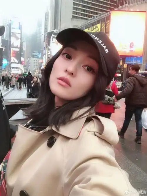 36岁"电眼娃娃"张韶涵近照曝光,穿衣打扮引领时尚新风向标