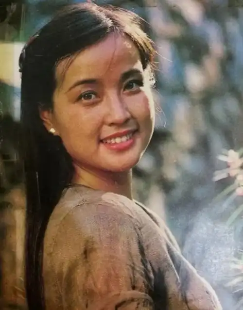 提及刘晓庆,很多人都会想到《小花》电影里,那个跪着石梯爬上黄山的的