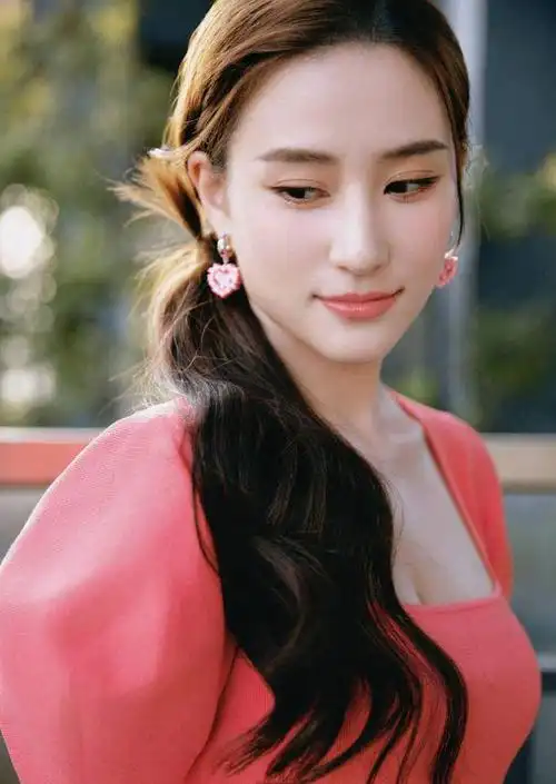 何超莲穿低领裙展露好身材 粉色爱心耳环甜度爆表