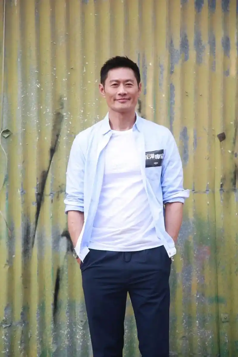 越老越有型!57岁前tvb男星黄德斌重回观众视野,40岁才有代表作