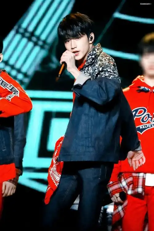 刘耀文壁纸#舞台上的刘耀文太适合当壁纸了绝美氛围感与帅哥相互映衬