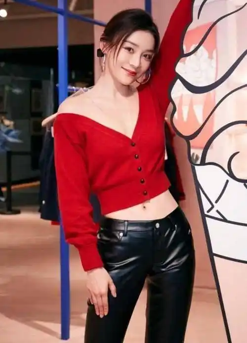 把皮裤穿成阔腿裤的人,袁姗姗是第一个,这腿看了让人沉默_健身_黑色