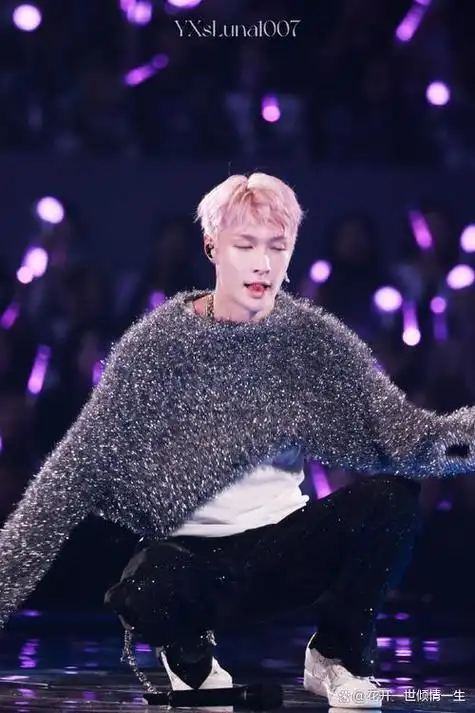 张艺兴现在可谓双喜临门,一番电影《孤注一掷》稳居票房榜冠军,以小