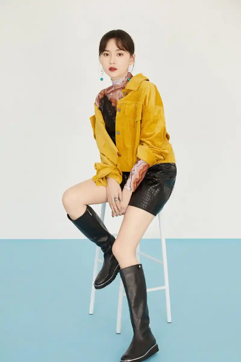 简介:江铠同清新优雅时尚写真图片,分享一组江铠同图片给大家,图中的