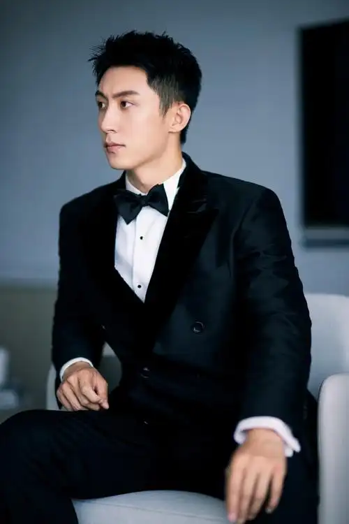 黄景瑜华表奖出发图#今日,@johnny黄景瑜华表奖出发图出炉,黑色西装