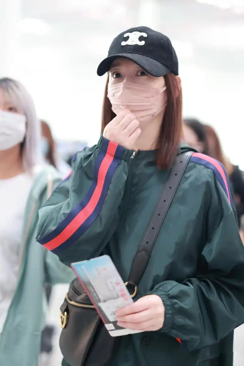 李小冉机场街拍,墨绿色冲锋衣外套 紧身牛仔裤 棒球帽低调随性!