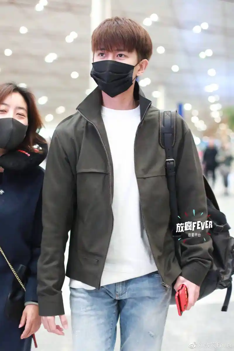 任嘉伦一身清爽装扮现身机场,这次帅到让人移不开眼