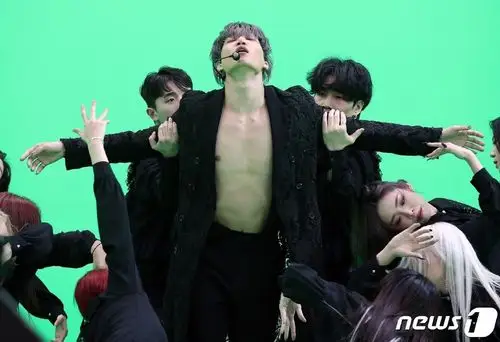 exo金钟仁扭动身躯热舞大秀性感腹肌