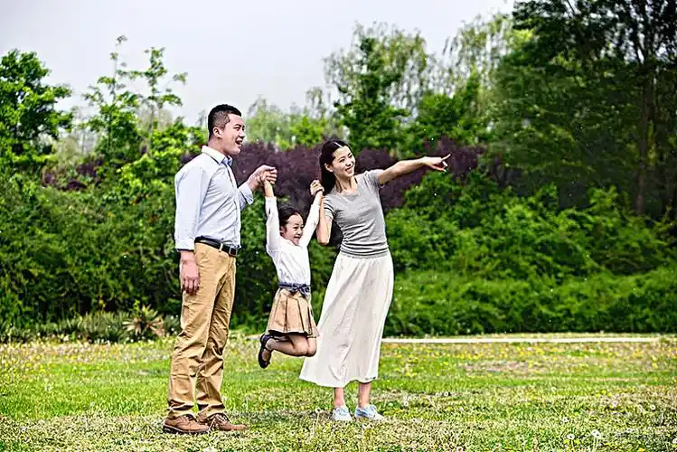 正在户外玩耍的一家三口_高清图片_全景视觉