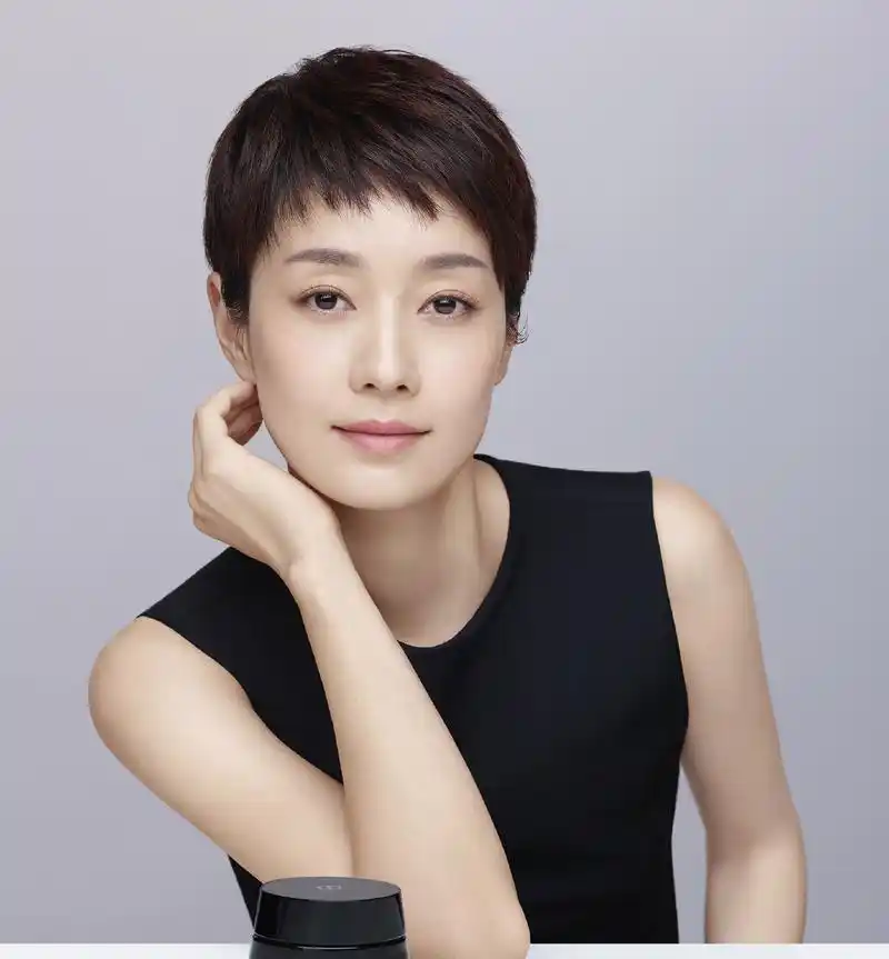 小方脸马伊琍剪短发变瓜子脸,奔三奔四就剪这样的发型,减龄时髦