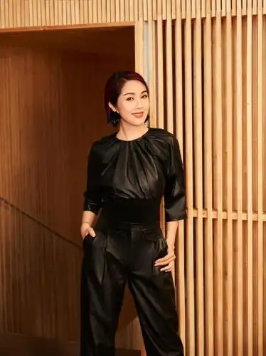 裙子宽松的袖子也显得手臂很细,杨千嬅在脚上穿了一双中筒靴,这一身