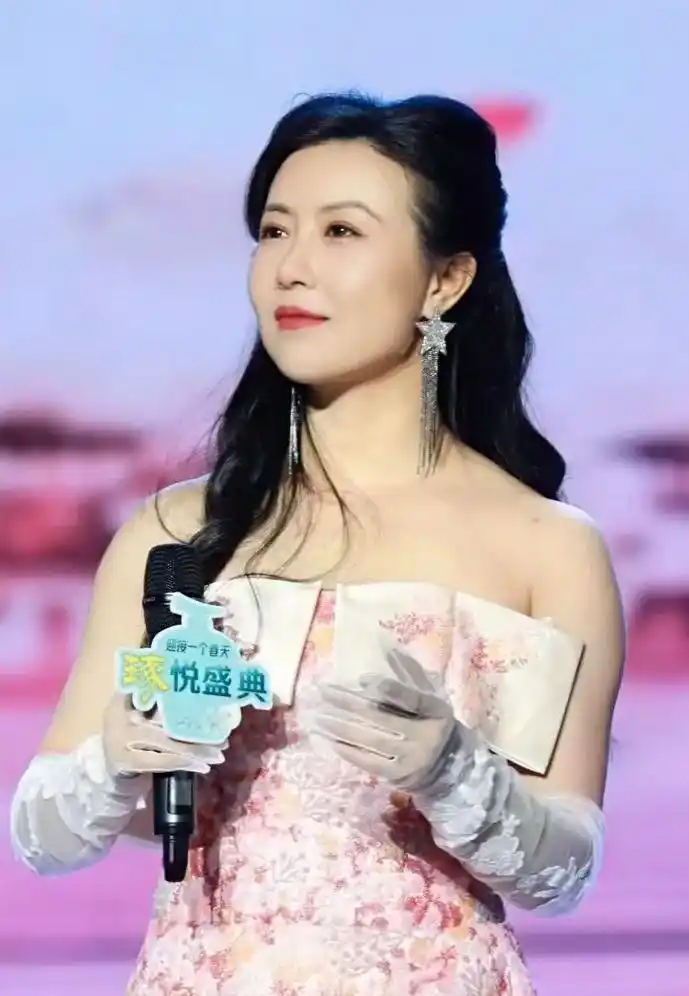 我用镜头记录歌手花僮美好的舞台瞬间.#花僮 #浪子闲话 #笑 - 抖音