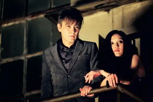 电影《明明》中张信哲与周迅的剧照