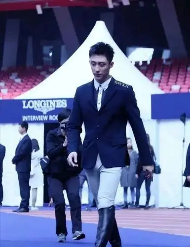 黄景瑜最新视频火了穿修身裤尴尬了大长腿魅力无限