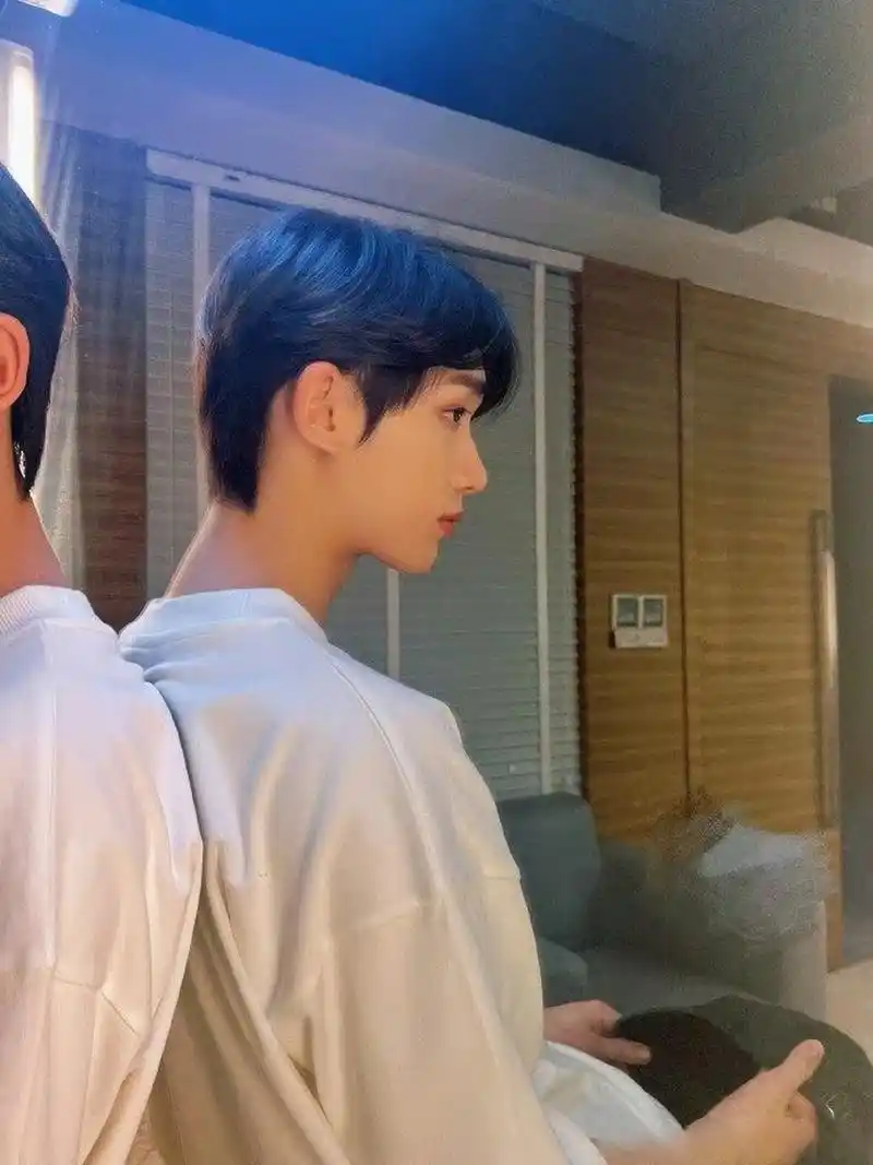 丁程鑫素颜戴棒球帽# 素颜,露额头,隐隐约约的锁骨[呆]丁程鑫你别