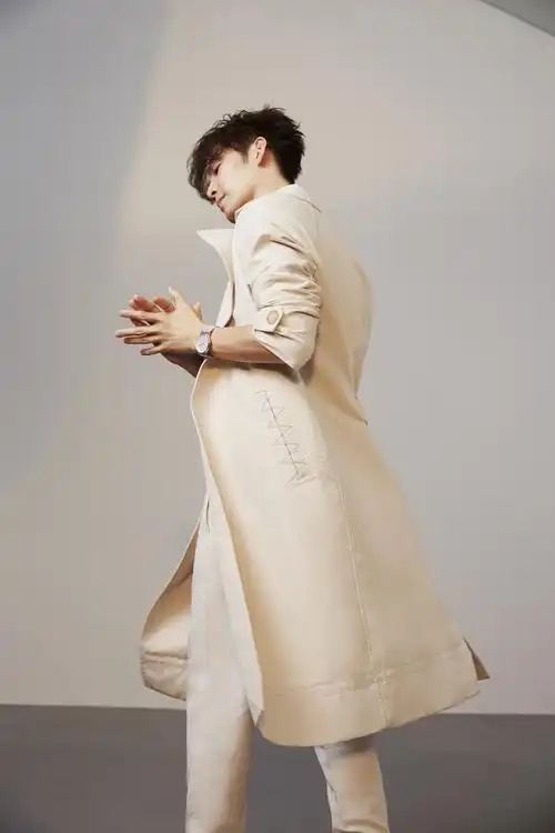 写真中,钟汉良混搭不同风格衣着,魅力尽显且各具特色.