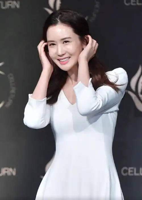 李多海本身就是气质型的美女,所以她披着长发的样子也是特别符合她的